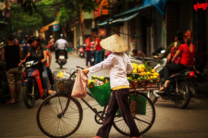 1. Áo hai dây bản mảnh: Áo hai dây bản mảnh tuy nhiên là một trong những mẫu áo khó