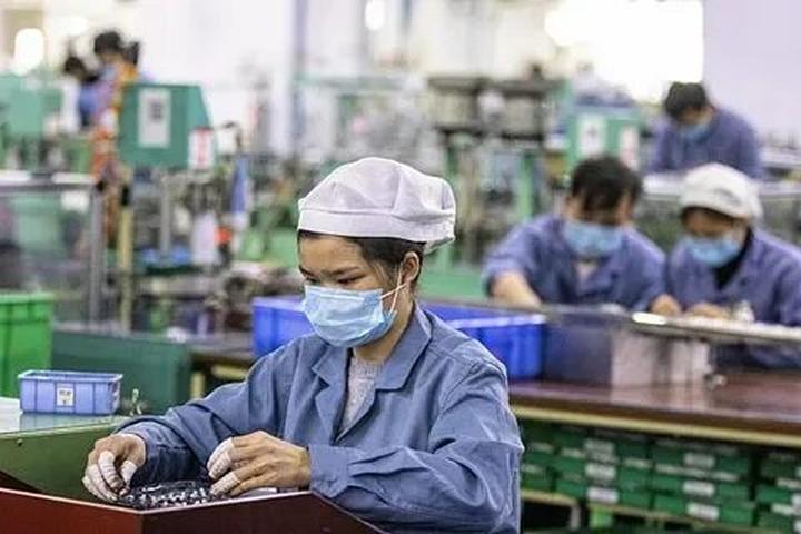 Blouse tay phồng quá đà: Tay phồng quá to dễ khiến tổng thể trông nặng nề, thay vào